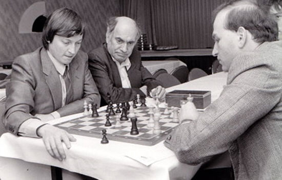 Karpov analiza con Beliavsky, Tal mira, Bruselas 1988