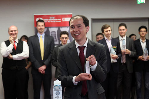 Kasimdzhanov con un premonitorio número en el sorteo. Zug 2013