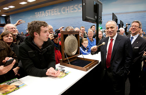 Kasparov dando inicio a la 10ª ronda 