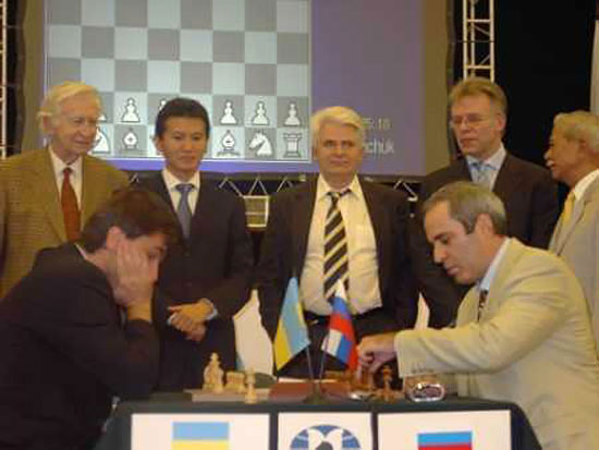 Kasparov vs Ivanchuk en Moscú 2002, miran Smyslov y Spassky, entre otros