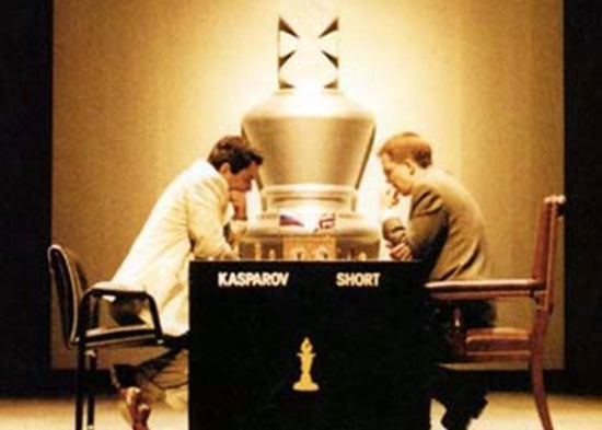 Kasparov vs Short Londres 1993 jugando en el teatro Savoy