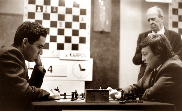Kasparov y Karpov en Reggio Emilia 1991 92 y el organizador y árbitro Enrico Paoli Luca Zanoni del libro del torneo de Messageria Scacchistiche