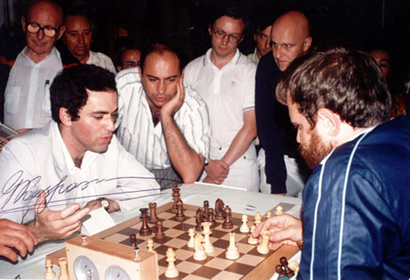 Kasparov y Psakhis analizando la 5ª partida del match de La Manga 1990