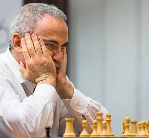 Kasparov y una típica pose