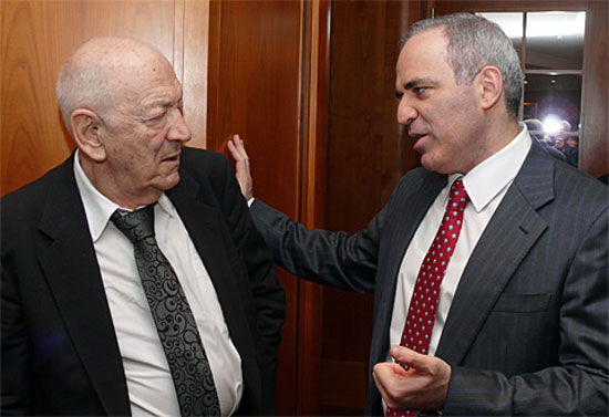 Korchnoi celebrando sus 80 años con Kasparov en Zurich