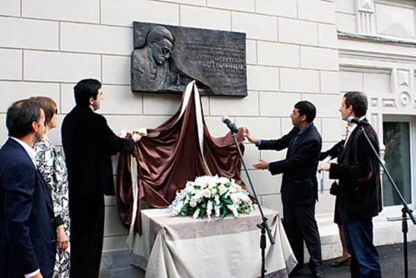 Kramnik y Anand descubren la placa de Botvinnik en su memorial, Moscú 2011