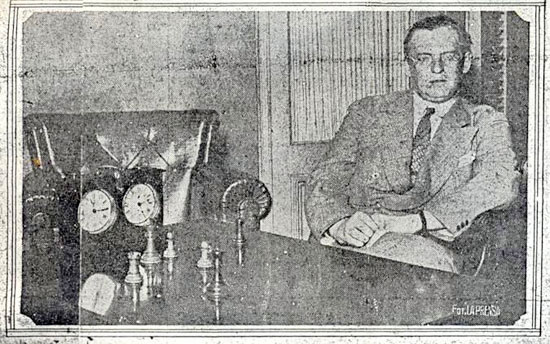 La Prensa 30 de noviembre de 1927 Alekhine junto al tablero y la posición de la última partida.