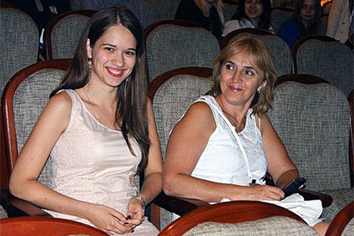 La subcampeona Alina Kashlinskaya y su madre