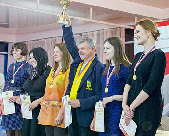 Las campeonas del Ugra (Khanty-Mansiysk) Guseva, Kovanova, Shadrina, el cap. Pavel Lobach, Pogonoina y Cmilyte Maria Emelianova 2014