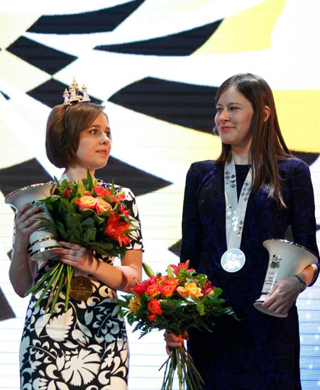 Las finalistas Mariya Muzychuk y Natalia Pogonina en la ceremonia de clausura
