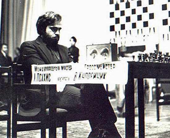 Lev Psakhis ante Kupreichik en Frunze, en el 49º Campeonato de la URSS 1981