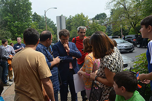 Levon Aronian rodeado de armenios