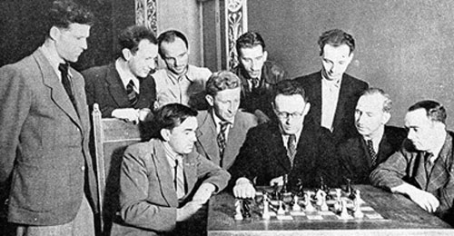 Lilienthal, Boleslavsky, Makogonov, Bondarevsky, Bronstein. Sent, Kotov, Smyslov, Botvinnik, Ragozin y Flohr en 1945