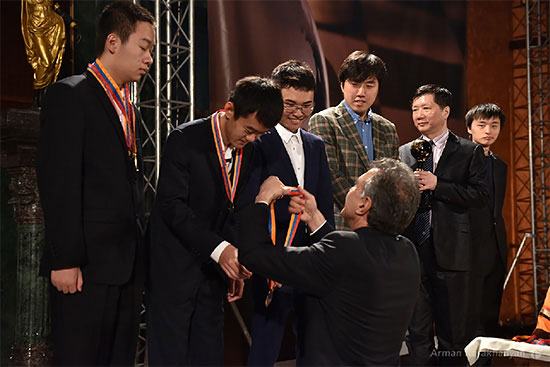 Los campeones reciben sus medallas