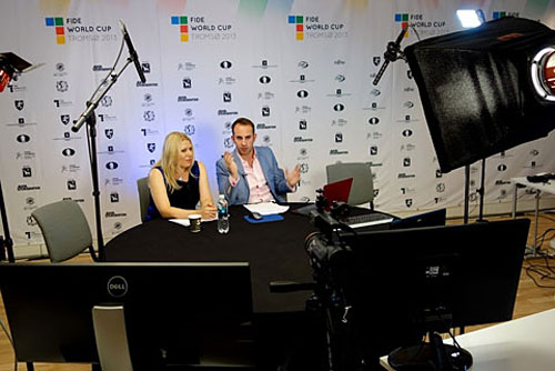 Los comentaristas Susan Polgar y Lawrence Trent 