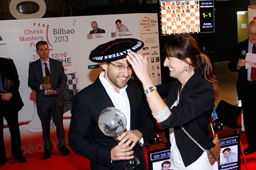 Marta Ajuria, concejala delegada de Economía y Hacienda y adjunta de Comercio y Turismo del Ayto de Bilbao coloca la txapela a Aronian