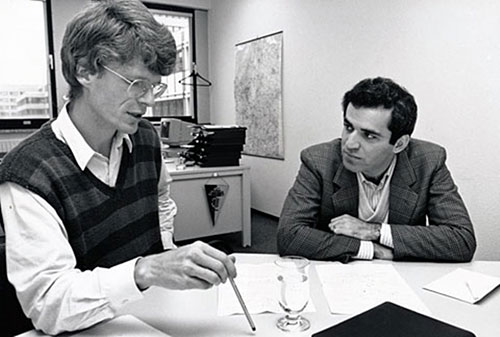 Matthias Wüllenweber explicando a Kasparov los detalles del nuevo programa Chessbase tras el match con Miles de 1985