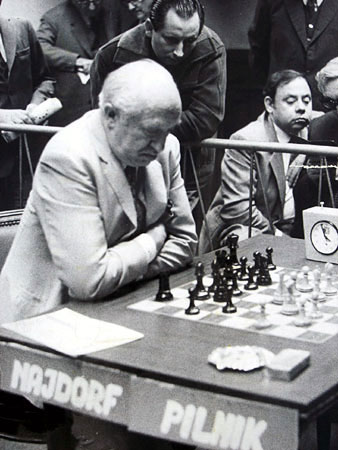 Najdorf jugando su siciliana contra Pilnik en Buenos Aires 1972