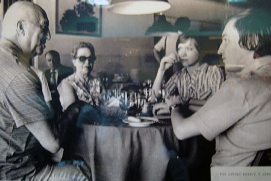 Najdorf y Karpov, con sus esposas en Argentina 1980