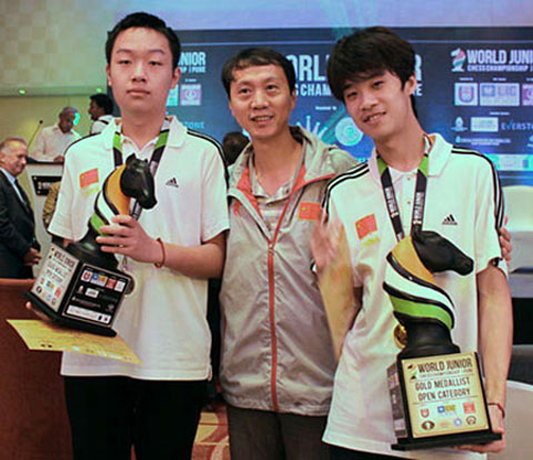 Oro y plata chino con el entrenador Li Wenliang