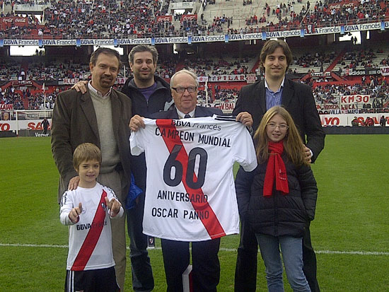 Panno homenajeado en la cancha de River Plate