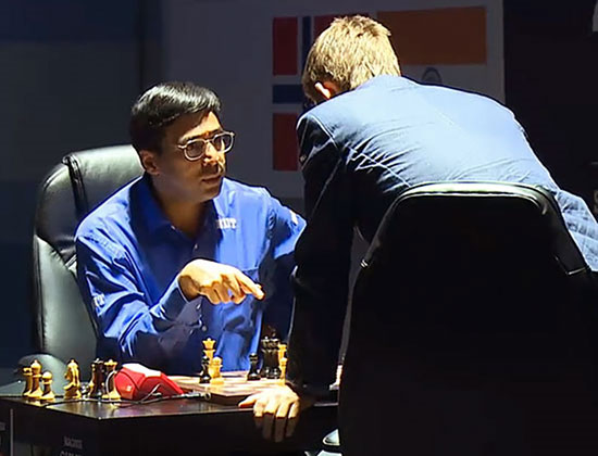 Part 2 Anand y Carlsen comentan cordialmente tras la victoria del noruego