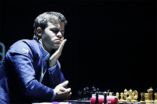 Part 3 Carlsen parece acusar físicamente el golpe de Anand que iguala el marcador