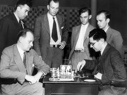 Pasadena, 1932 Alexander Alekhine vs. Isaac Kashdan, parados José Araiza, Dake, Fine y Reshevsky