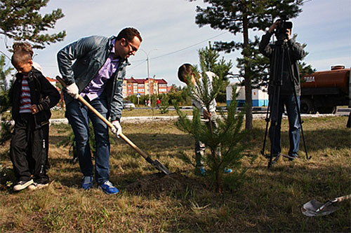Pavel Eljanov plantando un árbol para el futuro en Poikovksy 2013