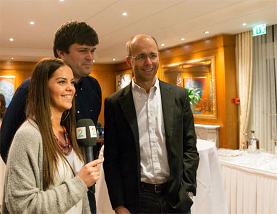 Peter Heine Nielsen, entrenador y Henrik Carlsen, padre de Magnus Carlsen