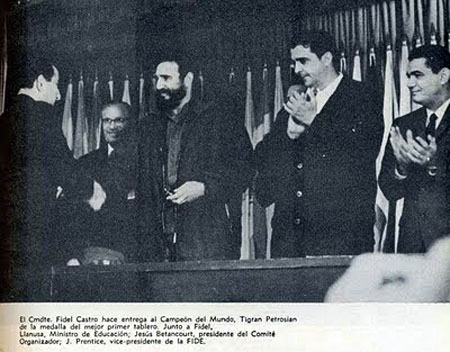 Petrosian recibe el trofeo al mejor primer tablero de la Olimpiada de La Habana 1966
