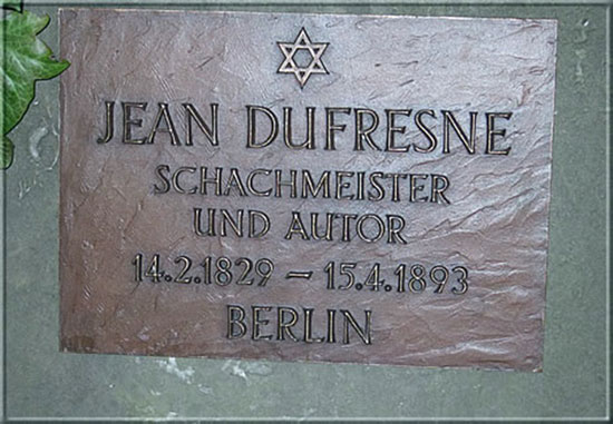 Placa de bronce en la tumba de Dufresne