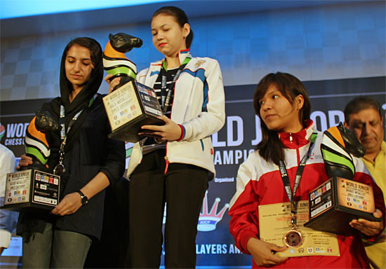 Podio femenino Sarasadat Khadelmalsharieh plata, Aleksandra Goryachkina, oro y Ann Chumpitaz bronce