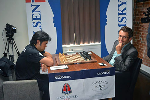R 1 Aronian de buen humor antes de la partida con Nakamura