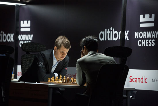 R 1 Carlsen vence a Harikrishna