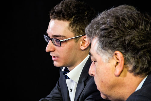 R 1 Caruana comenta con Seirawan su victoria ante Gelfand en la conferencia de prensa tras la partida