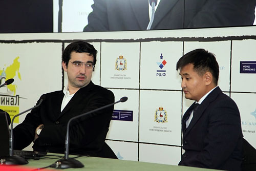 R 1 Kramnik y Shomoev en la conferencia de prensa tras la partida