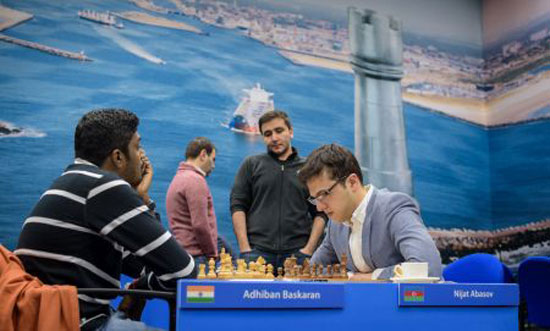 R 1 Safarli mirando la partida Adhiban vs Abasov