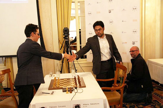 R 1 Un aparentemente frío saludo inicial entre Caruana y Nakamura