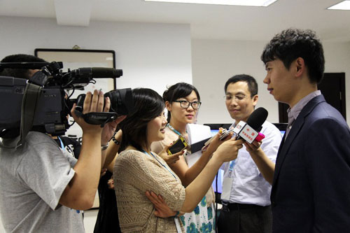 R 1 Wang Hao requerido por los periodistas locales