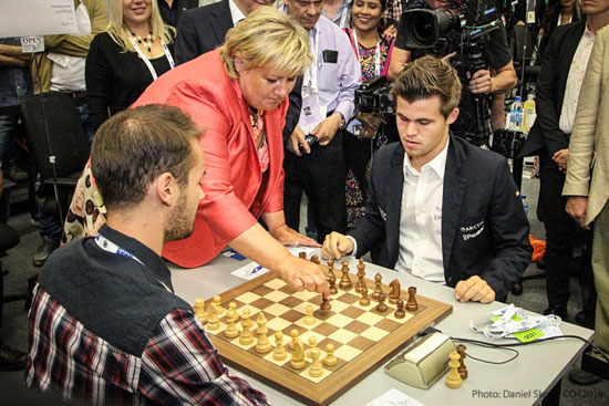 R 10 La primer Ministro noruega Erna Solberg realiza la primera jugada de Carlsen ante Saric. 