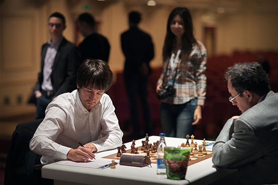 R 10 Radjabov y un concentrado Gelfand