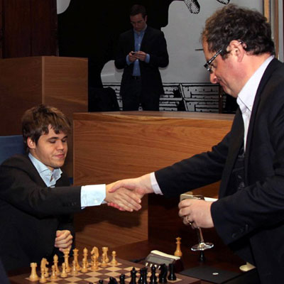 R 10 Saludo de Carlsen y Gelfand, evitando el contacto visual