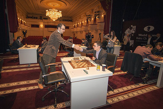 R 10 Saludo pre-partida entre Domínguez y Caruana