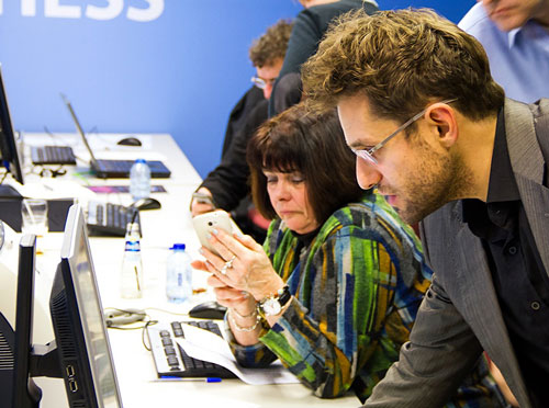 R 11 Aronian analizando su partida ante Van Wely con la computadora 