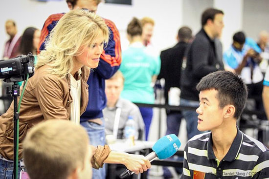 R 11 Ding Liren es entrevistado por Nora Thorp Bjornstad de NRK