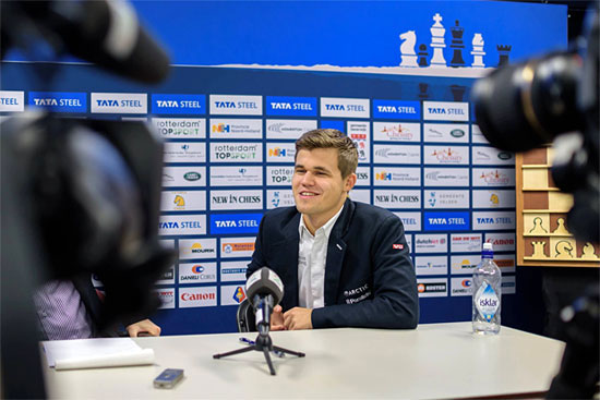 R 13 Un satisfecho Carlsen en la conferencia de prensa de la última ronda