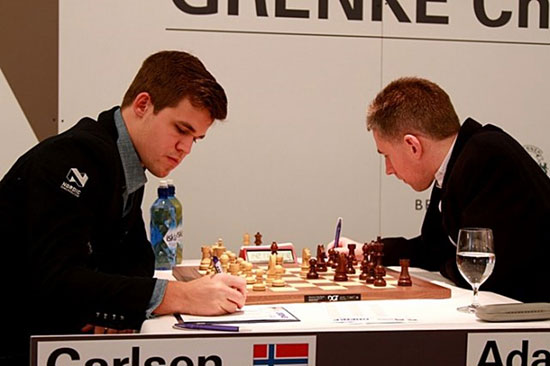 R 2 Carlsen derrota a Adams