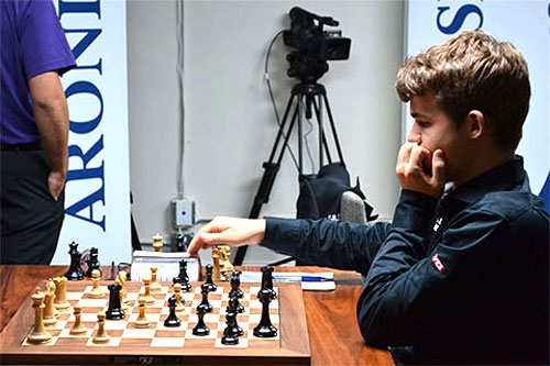 R 2 Carlsen tras jugar 28...Tb8 y lo peor para Aronian queda atrás