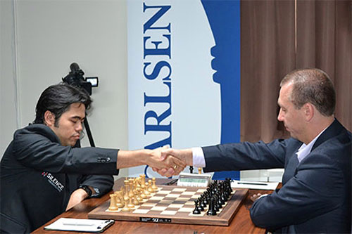 R 2 Saludo protocolario al comenzar la partida entre Nakamura y Kamsky
